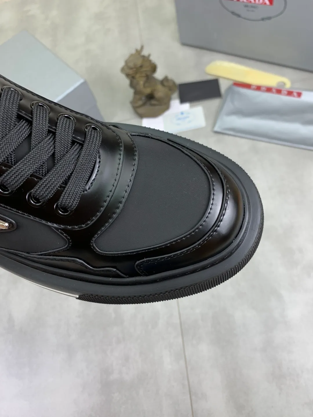 Men's shoes 💰P560💰 [New model] High version official website popular model is on the market, 🆘 Trendy brand (Prada) mainly promotes popular model, avant-garde and versatile fashionable men's shoes private version mold opening, cowhide surface splicing 1:1.. Stylish and simple, original imported cowhide lining cowhide feet; the atmosphere and personality are more fashionable, eye-catching and pursuing class. It will subvert the old idea and be a must-have for fashion trendsetters with you! Must keep it for yourself! Tall and comfortable, large and low, high-end quality workmanship. Size: 38-45; multiple colors available.